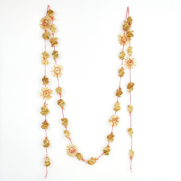 Slamená reťaz na vianočný stromček